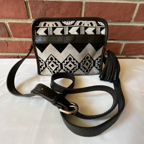 •Isabella Fiore Leather Suede Black And White Tribal Print Zip Crossbody NWT - Picture 3 of 16